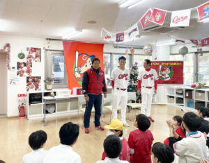 玉村昇悟投手、植田幸弘元コーチ、高信二2軍監督 風が吹きつける寒い日ながら、室内は熱気でほかほかに！