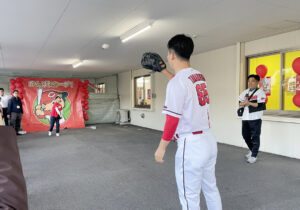 キャッチボール体験では現役投手に球を受けてもらう貴重な体験に感動！