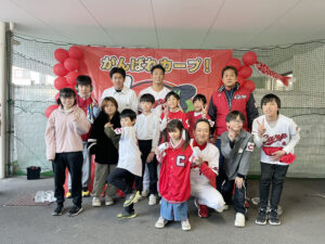 夢門塾×カープ交流イベント。選手たちと記念の1枚。みんな少し緊張しちゃってます。