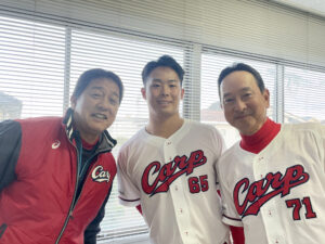 左から植田元コーチ・玉村投手・高2軍監督