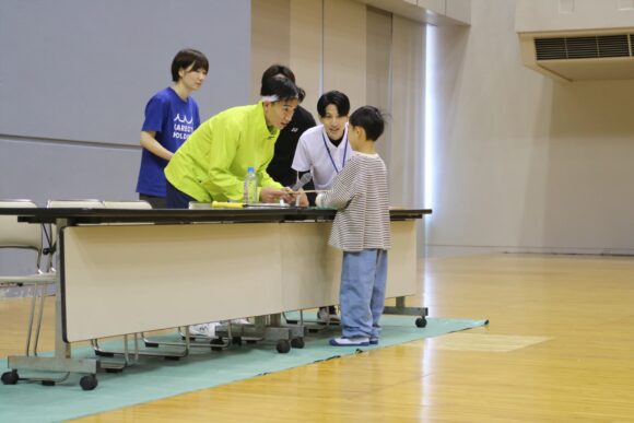 桃田選手にサインをもらう緊張の瞬間!