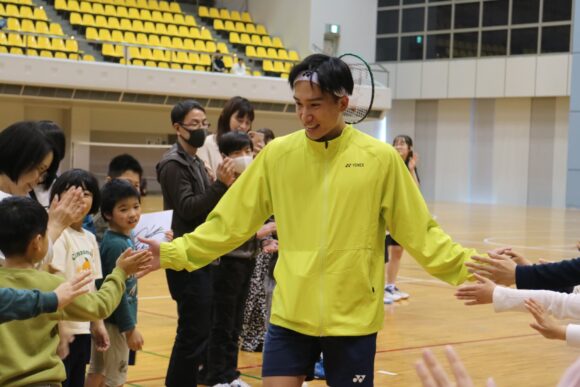ハイタッチをしながら退場する桃田選手