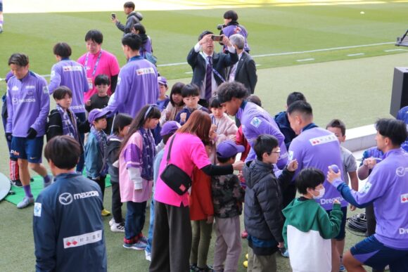 夢門塾に通う子どもたちを対象にプロサッカー選手とグータッチ